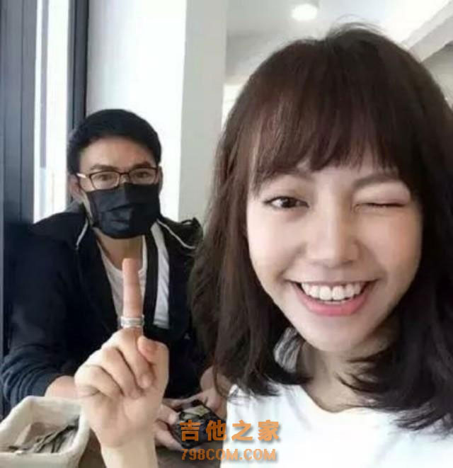焦恩俊之女焦曼婷，张杰夸她眼睛大，胡彦斌单膝跪地帮她调吉他