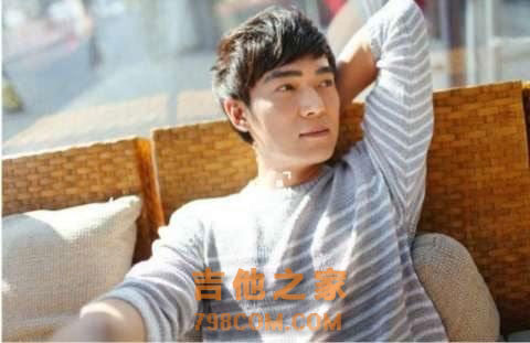 焦恩俊之女焦曼婷，张杰夸她眼睛大，胡彦斌单膝跪地帮她调吉他
