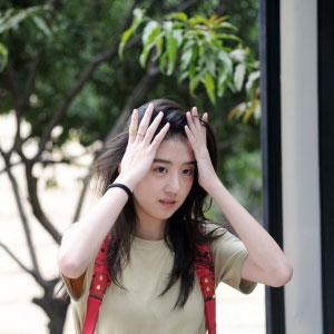 李凯馨，好美的女生，弹吉他的时候竟这么美