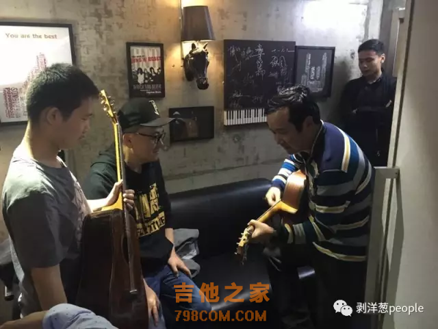刘嘉卓和前来看望的琴友切磋琴技。