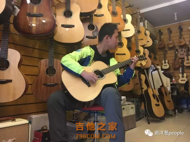 刘嘉卓在北京某琴行买琴时即兴表演。新京报记者李兴丽 摄