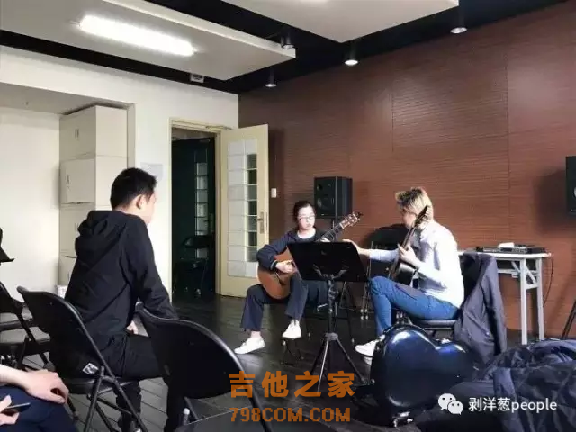 刘嘉卓旁听古典吉他课。