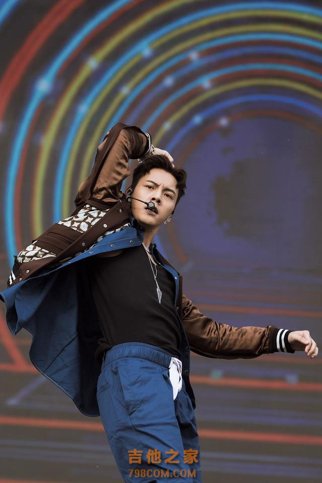 谢霆锋格莱美音乐节吉他SOLO燃爆全场，计划明年办巡演设户外场