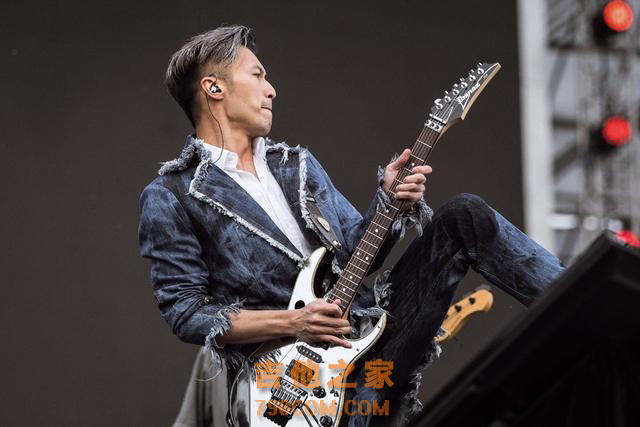 谢霆锋格莱美音乐节吉他SOLO燃爆全场，计划明年办巡演设户外场