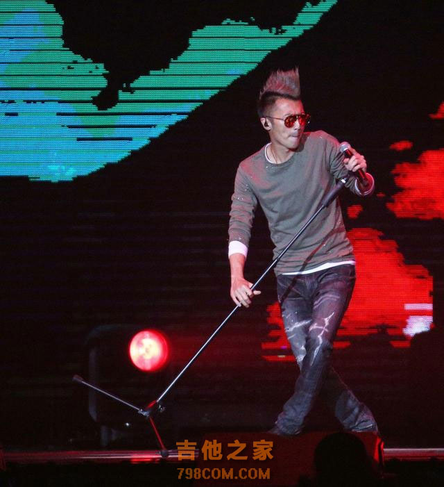 谢霆锋格莱美音乐节吉他SOLO燃爆全场，计划明年办巡演设户外场