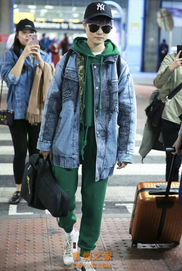 李宇春拎着吉他现身伦敦 一身潮装帅气的难以形容
