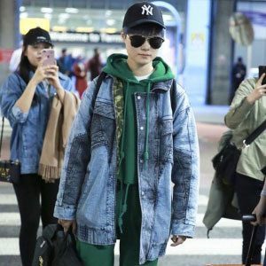 李宇春拎着吉他现身伦敦 一身潮装帅气的难以形容