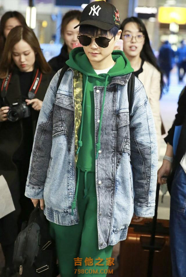 李宇春拎着吉他现身伦敦 一身潮装帅气的难以形容