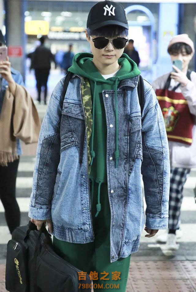 李宇春拎着吉他现身伦敦 一身潮装帅气的难以形容