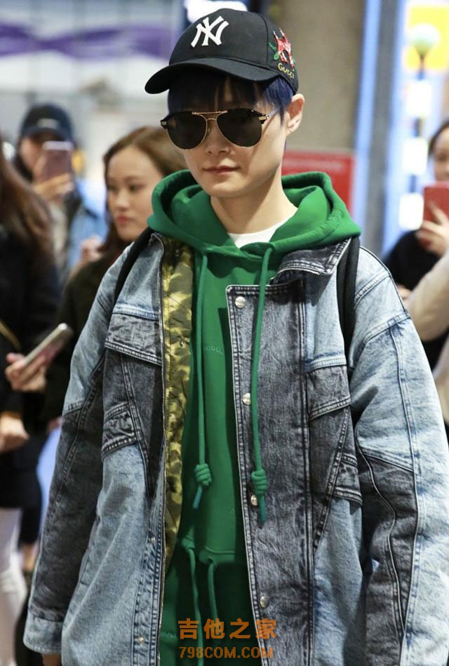 李宇春拎着吉他现身伦敦 一身潮装帅气的难以形容