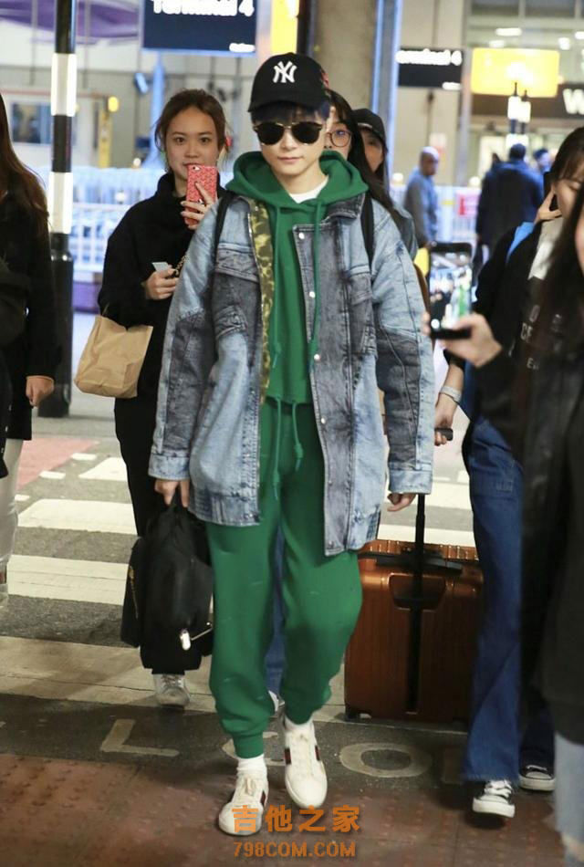 李宇春拎着吉他现身伦敦 一身潮装帅气的难以形容