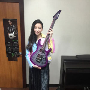 于文文获知名吉他青睐 成全球首位女性代言人