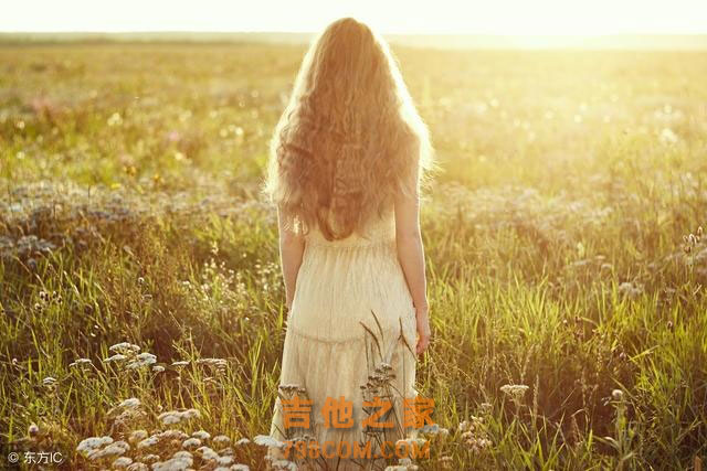 吉他的琴弦积了灰，往事不可追