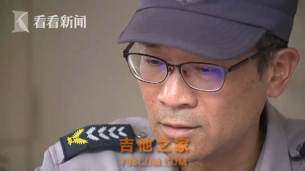 学校保安大叔弹吉他成网红 他还想组自己的乐队