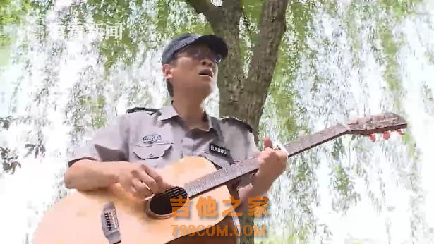 学校保安大叔弹吉他成网红 他还想组自己的乐队