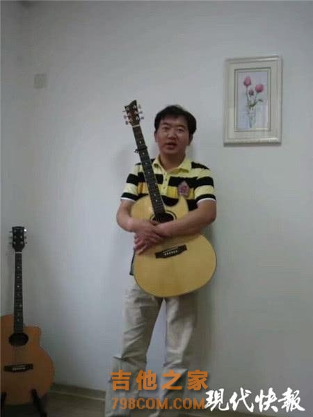 励志！男子18岁时双目失明 靠一把吉他重拾信心