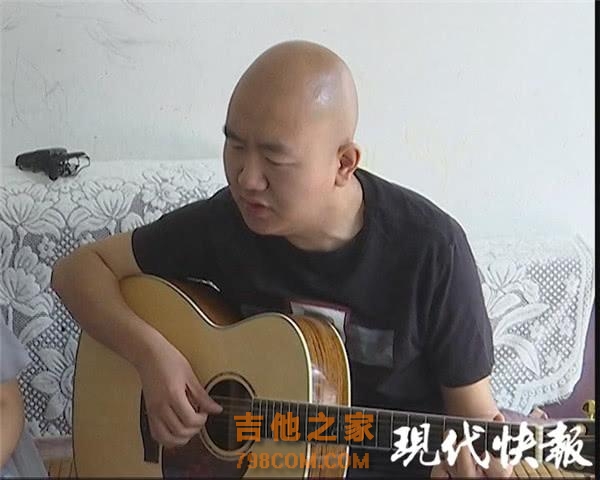 励志！男子18岁时双目失明 靠一把吉他重拾信心