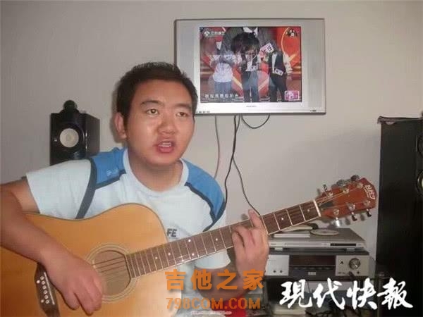 励志！男子18岁时双目失明 靠一把吉他重拾信心