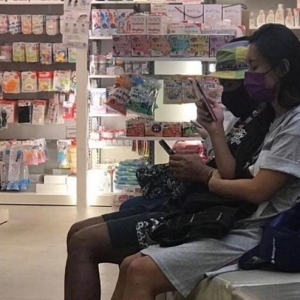 44岁张震岳公布婚讯：明年结婚，妻子预产期是九月