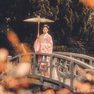 下联：吉他变调谈古音；求下联