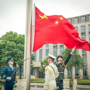 琴弦拨动 吉他声起 为你的青春留下誓言