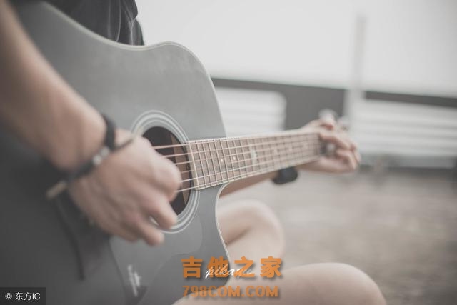 堪称实力作死！刚买五千多的吉他被室友嘲讽是烧火棍