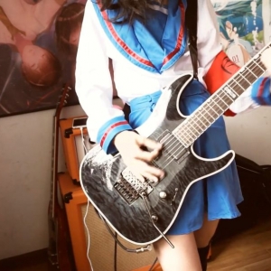 漂亮初中生丝袜校服吉他弹奏“小埋体操”,哇!手好大! ...