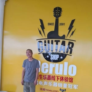 偶像来啦!民谣大师李志到鄌郚镇看吉他啦!