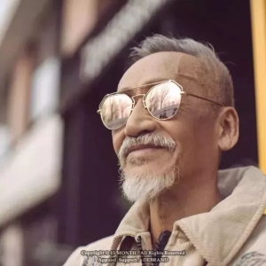 孝乐 | 抱着吉他的男人,即便74岁,也帅得无可救药!