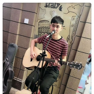 一把吉他,弹出少年的“音乐梦”