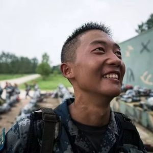 既怕兵哥有文化,又怕兵哥会吉他!