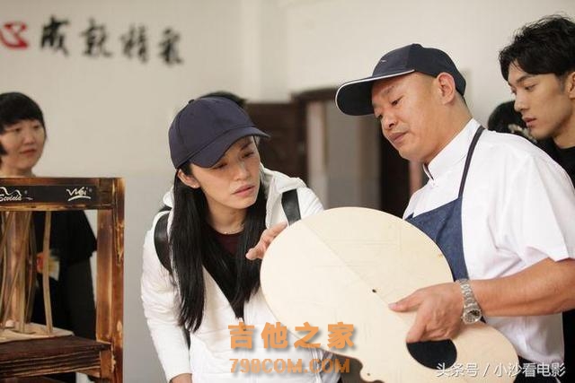 姚晨送大鹏吉他，敲定《缝纫机乐队2》在这拍！