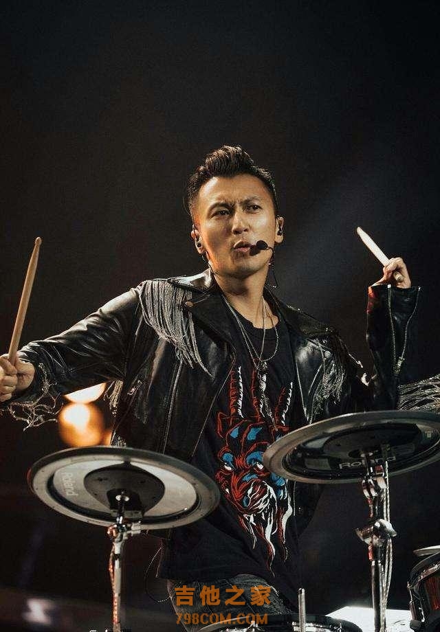 庚澄庆晒《好声音》鸟巢夜吉他造型，百变酷帅谢霆锋了解一下