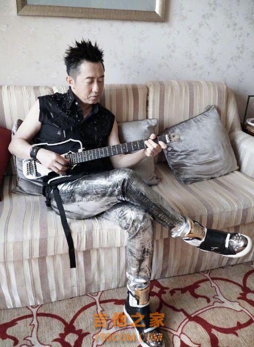 庚澄庆晒《好声音》鸟巢夜吉他造型，百变酷帅谢霆锋了解一下