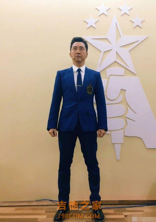 庚澄庆晒《好声音》鸟巢夜吉他造型，百变酷帅谢霆锋了解一下