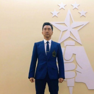 庚澄庆晒《好声音》鸟巢夜吉他造型，百变酷帅谢霆锋了解一下