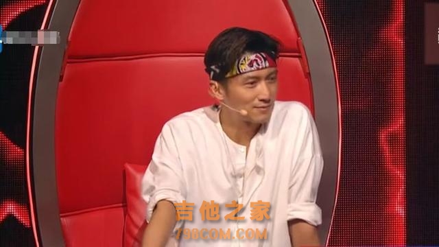 庚澄庆晒《好声音》鸟巢夜吉他造型，百变酷帅谢霆锋了解一下