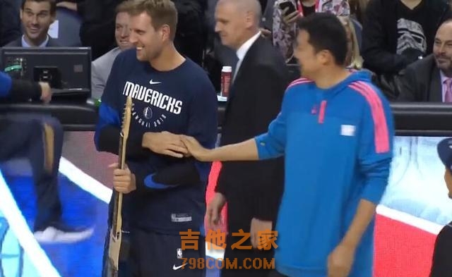 诺天王2米13太高了！王治郅赠送他一把吉他，看起来却像小提琴！