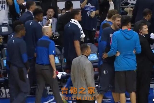 诺天王2米13太高了！王治郅赠送他一把吉他，看起来却像小提琴！
