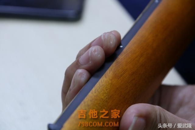 一把吉他一个梦，见证这位武隆80后到职业摇滚乐手的蜕变