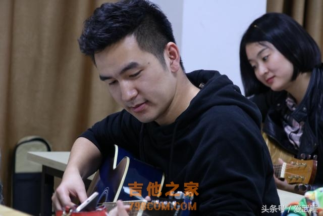 一把吉他一个梦，见证这位武隆80后到职业摇滚乐手的蜕变