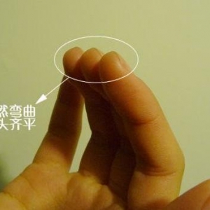 你弹吉他时左右手姿势正确了吗？速度不要快，但姿势一定要帅 ... ...