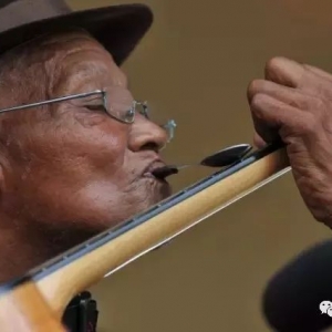 嘴叼汤勺当滑棒弹吉他,南非老爷爷把我征服了!