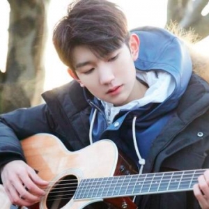 微博粉丝6666万，王源晒梦寐已久吉他，得知价值，真“梦寐已久” ...