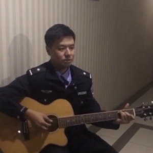 荆州交警弹吉他上微博热门,赶紧来听他唱了啥