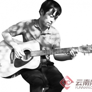 这个弹吉他的师宗小伙,不甘心只是“画大圈”!