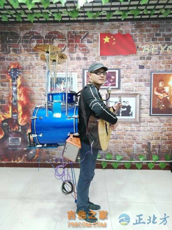 手弹吉他脚打鼓 内蒙古小伙打造一人乐队追逐音乐梦
