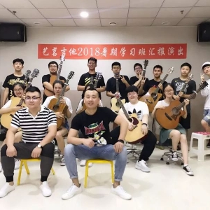 听牛艺铭弹吉他