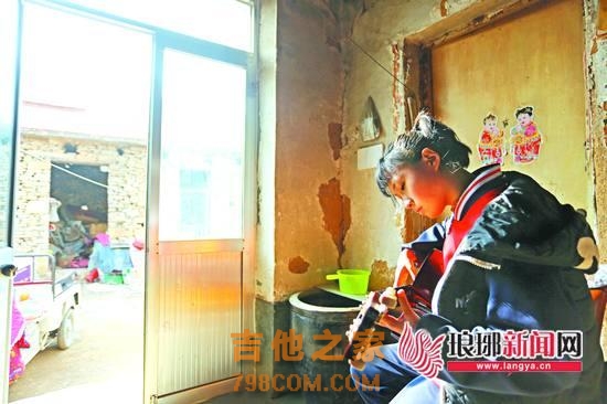 临沂：父亲去世母亲独自抚养 14岁女孩圆了吉他梦