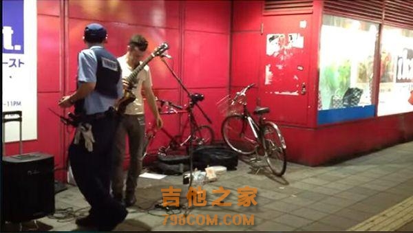 崔佛在《给他爱》里砸了街头歌手的吉他，现实中也不过如此